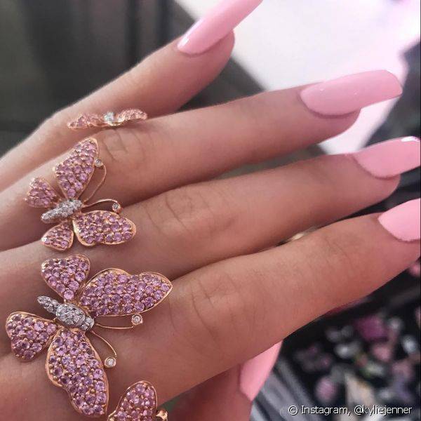 O esmalte rosa pastel de Kylie Jenner fez sucesso no Instagram e ? inspira??o para a primavera/ver?o (Foto: Instagram @kyliejenner)